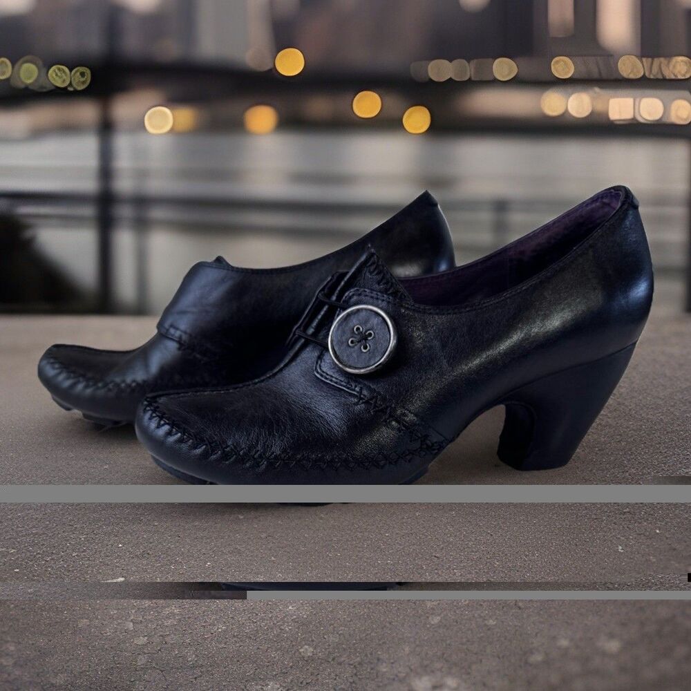 Indigo by Clarks Black Leather Button Shooties with Plum Lining Size 7 1/2 M